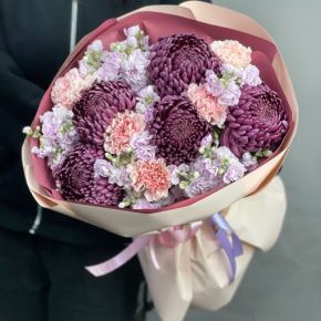 Букет "Софи" из хризантем Бигоуди, диантусов и ароматных маттиол в Сергиевом Посаде