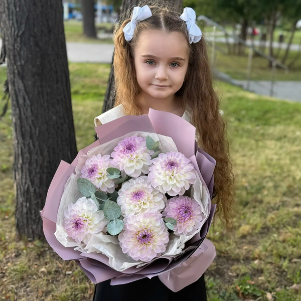 Букет из 7 сезонных георгин с эвкалиптом в Сергиевом Посаде