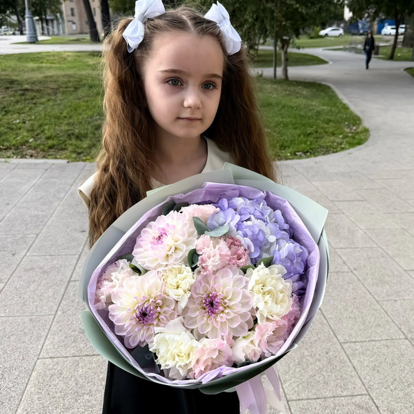 Букет на 1 сентября из сиреневой гортензии и георгин в Сергиевом Посаде