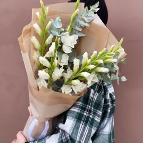 Букет из 5 белых гладиолусов и эвкалипта в Сергиевом Посаде