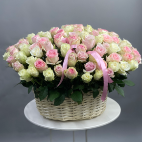 Композиция в корзине из 101 кенийской розы пастельный микс (40 см) в Сергиевом Посаде