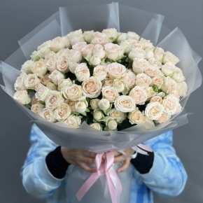 Букет из 35 кремовых кустовых роз (50 см) в Сергиевом Посаде