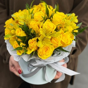 Композиция в шляпной коробке "Розиль" из альстромерий и роз в Сергиевом Посаде