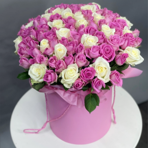 Композиция в шляпной коробке из 151 розы кения микс в Сергиевом Посаде