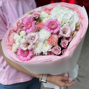 Букет "Розовые облака" из хризантемы, кустовых роз, диантусов, гортензии и эустом в Сергиевом Посаде