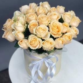 Композиция в шляпной коробке из 35 кремовых кенийских роз в Сергиевом Посаде