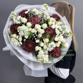 Букет "Шоколадный френч" из кустовых роз, хризантем Бигоуди, брунии, ароматных маттиол и сантини в Сергиевом Посаде
