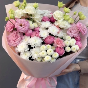 Букет "Задыхаюсь от нежности" из хризантемы, кустовых пионовидных роз, диантусов и эустом в Сергиевом Посаде