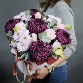 Композиция в шляпной коробке "Наденька" из хризантем Бигоуди, эустом и эвкалипта в Сергиевом Посаде