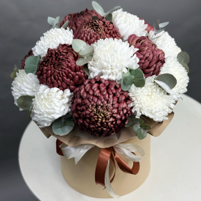 Композиция в шляпной коробке из 19 хризантем  в Сергиевом Посаде