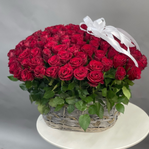 Композиция в корзине из 101 красной розы в Сергиевом Посаде