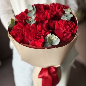 Букет "Красная пантера" из 7 роз Эквадор и эвкалипта в Сергиевом Посаде