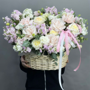 Композиция в корзине из роз Эквадор и ароматных маттиол в Сергиевом Посаде