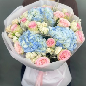 Букет "Легкий ветерок" из роз, конифера и гортензий в Сергиевом Посаде