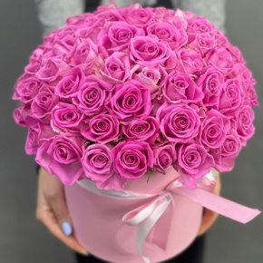 Композиция в шляпной коробке из 71 кенийской розы в Сергиевом Посаде