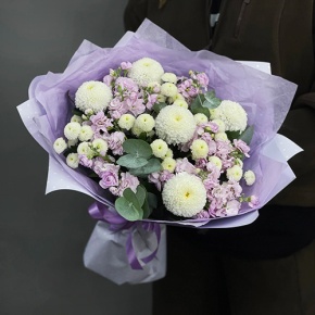 Букет "Ванила" из хризантем сантини, Момоко, эвкалипта и ароматных маттиол в Сергиевом Посаде