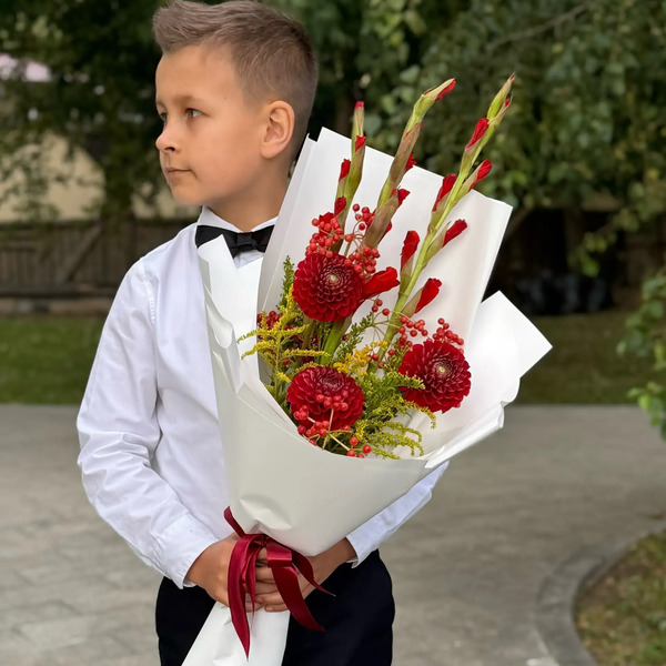 Букет на 1 сентября с красными гладиолусами, георгинами и калиной в Сергиевом Посаде