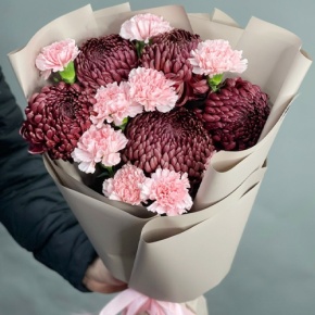 Букет из хризантем Бигоуди и розовых диантусов в Сергиевом Посаде