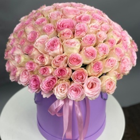 Композиция в шляпной коробке из 151 розы кения в Сергиевом Посаде