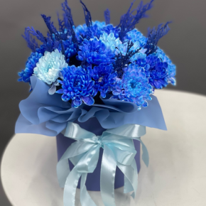 Композиция в шляпной коробке "Магия синего" из хризантем и конифера в Сергиевом Посаде