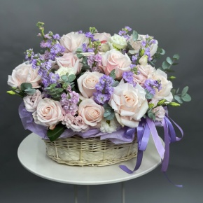 Композиция в корзине из французских роз и ароматных маттиол в Сергиевом Посаде
