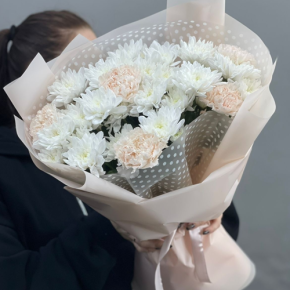 Букет из хризантем и диантусов пудра в Сергиевом Посаде