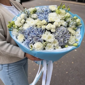 Букет "Голубые облака" из хризантемы, диантусов, Голландской гортензии, дельфиниума и эустомы в Сергиевом Посаде