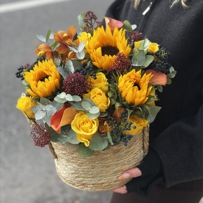 Композиция в сумке "Тональность" из подсолнухов, калл, ягод вибирнума, лимонных роз, скиммии и орхидеи в Сергиевом Посаде