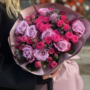 Букет "Малиновый вечер" из кустовых малиновых роз, вероники, лимониума и роз Меритим в Сергиевом Посаде