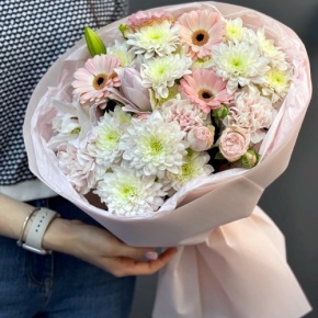 Букет "Дружба" из хризантемы, пионовидной лилии, гербер, диантусов и кустовых роз в Сергиевом Посаде