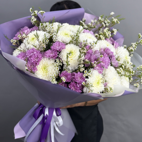 Букет "Лола" из хризантем Магнум, хамелациума и кустовых хризантем в Сергиевом Посаде