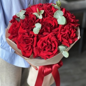 Букет "Красная пантера" из 13 роз Эквадор и эвкалипта в Сергиевом Посаде