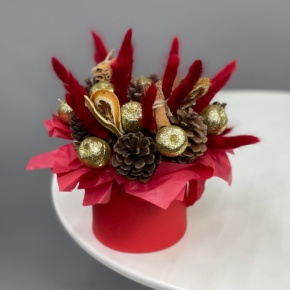 Композиция в шляпной коробке "Глинтвейн золото" из шишек, корицы и лагуруса в Сергиевом Посаде