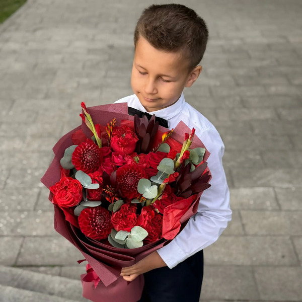 Букет с георгинами, розами и леукадендроном в Сергиевом Посаде