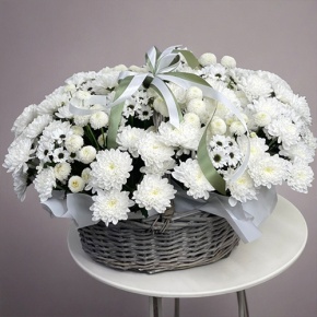 Композиция в корзине "Снежная лавина" из хризантем в Сергиевом Посаде