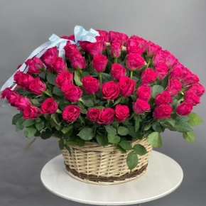 Композиция в корзине из 151 малиновой розы в Сергиевом Посаде