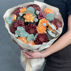 Букет "Персиковый раф" из хризантем Бигоуди, краспедии и диантусов в Сергиевом Посаде