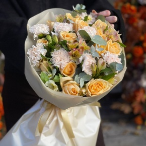 Букет "Пломбирный" из роз Аваланж, диантусов, альстромерий и эвкалипта в Сергиевом Посаде