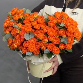 Композиция в шляпной коробке "Закат" из кустовых роз и эвкалипта в Сергиевом Посаде