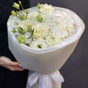 Букет "Нега" из Голландской гортензии, роз и эустом в Сергиевом Посаде