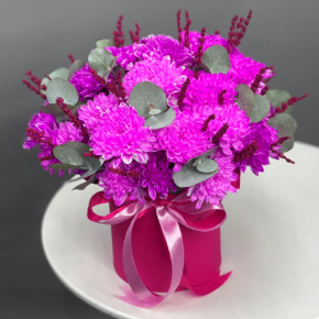 Композиция в шляпной коробке "Магия розового" из хризантем и лаванды в Сергиевом Посаде