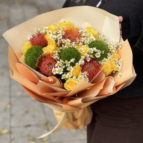 Букет "Зельда" из диантусов Lux, лимонных роз, лейко и ромашек в Сергиевом Посаде