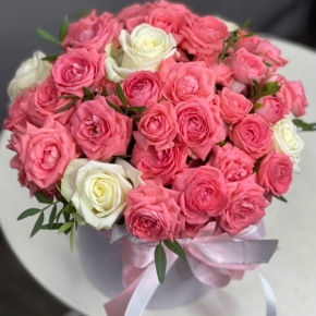 Композиция в шляпной коробке из белых и кустовых коралловых роз в Сергиевом Посаде