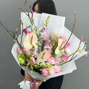 Авторский букет с антуриумами, ранункулюсами и цветущими ветками магнолии в Сергиевом Посаде