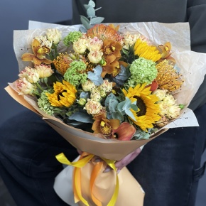 Букет "Сочиняй мечты" из подсолнухов, лейко, вибирнума, орхидей, калл, кустовых роз и талинума в Сергиевом Посаде