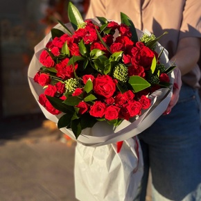 Букет "Всё возможно" из кустовых роз, скиммии, роз Эль Торо и рускуса в Сергиевом Посаде