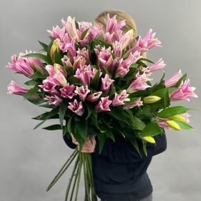 Букет из 17 розовых лилий в Сергиевом Посаде