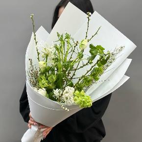 Белый букет с сиренью, ранункулюсами и тюльпанами в Сергиевом Посаде