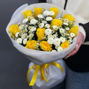 Букет "Синди" из лимонных роз, ромашек и хризантем сантини в Сергиевом Посаде
