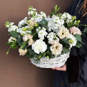 Композиция в корзине "Фея" из маттиол, диантусов, эустом и эвкалипта в Сергиевом Посаде